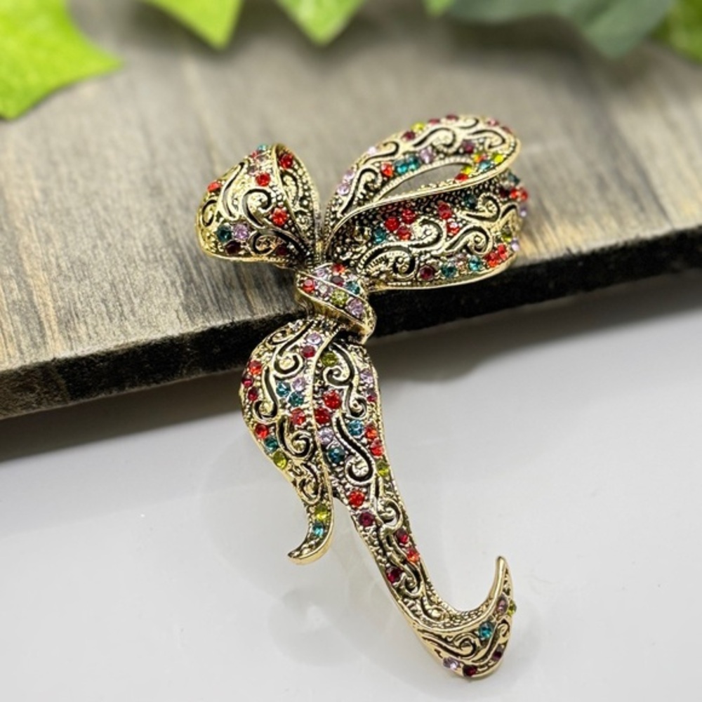 🌻 3/$25 Vintage-Inspired Gold and Red Bow Brooch